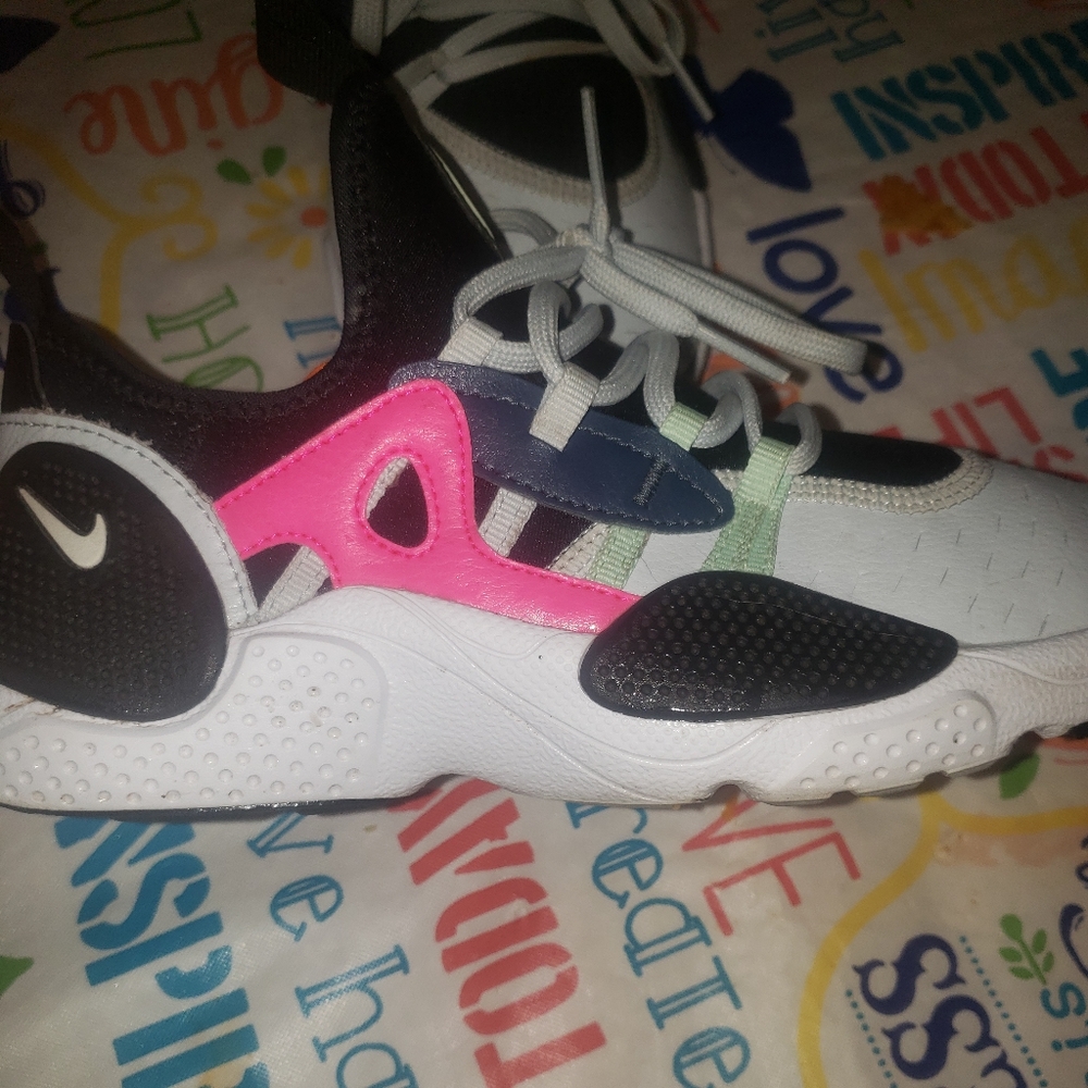 Nike - Picture 4 of 7